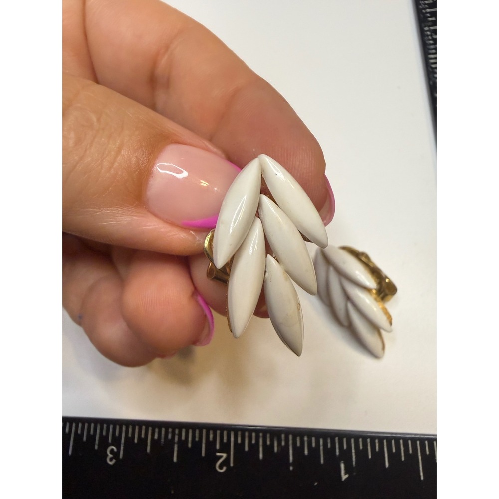 Vintage Crown Trifari White Milk Glass Leaf Clip On Earrings Gold Tone Climber